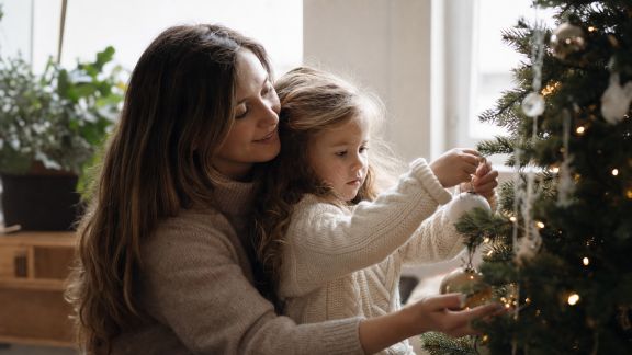 Soutenir les familles monoparentales pendant les fêtes : pistes et initiatives locales