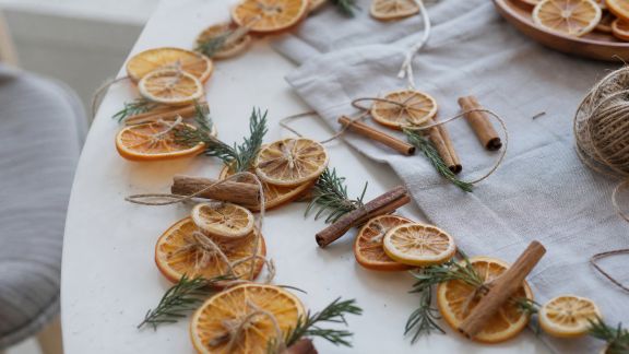 Fabriquer une guirlande aromatique de Noël avec des agrumes séchés