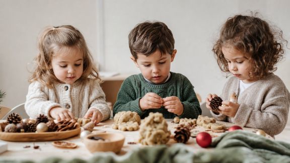 Jeux sensoriels pour éveiller la magie de Noël chez les petits