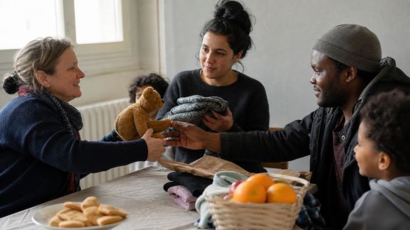 Accompagner les nouveaux arrivants en France grâce à des initiatives de Noël solidaires