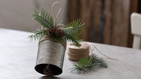 Fabriquer une cloche de Noël décorative avec des matériaux récupérés