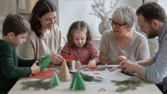 Défis artistiques à réaliser en famille pour illustrer la magie de Noël