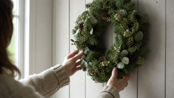 Comment bien choisir et installer une couronne de Noël