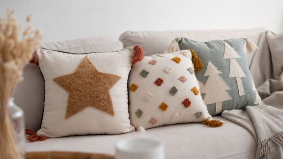 DIY facile : confectionner des coussins festifs pour le salon