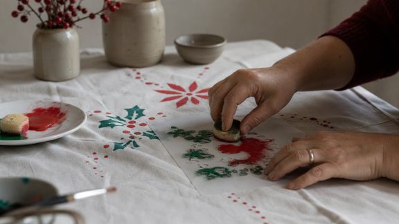 Comment réaliser une nappe de Noël personnalisée avec des motifs au pochoir