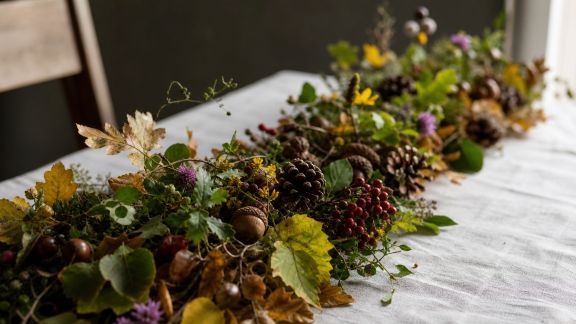 Concevoir un chemin de table festif avec des éléments naturels ramassés lors de balades