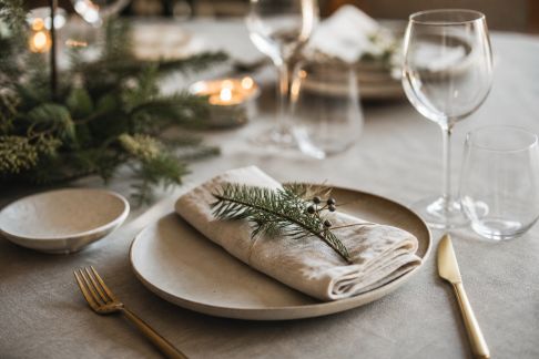 Idées pour marier textile et vaisselle sur une table de Noël élégante