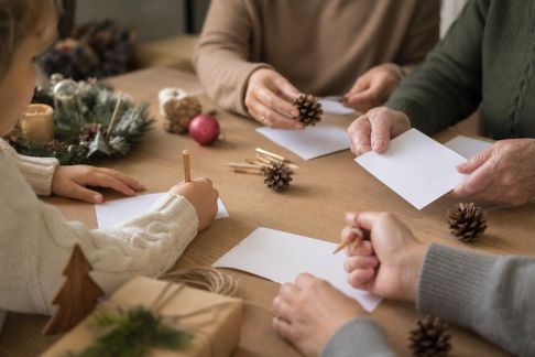 Préparer un atelier d’énigmes de Noël adaptées à tous les âges