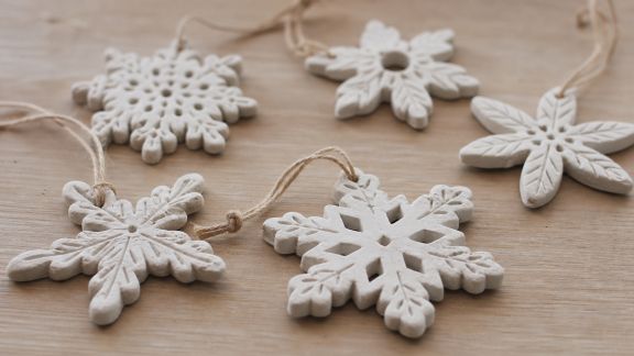 Créer des flocons de neige en argile autodurcissante à accrocher partout