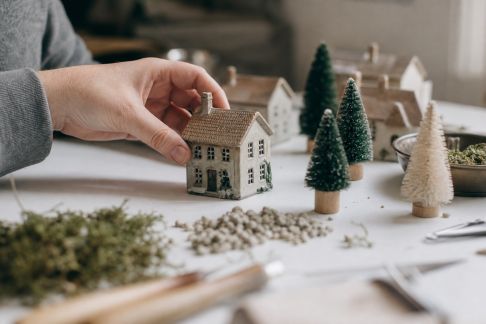 Créer un village de Noël miniature : étape par étape