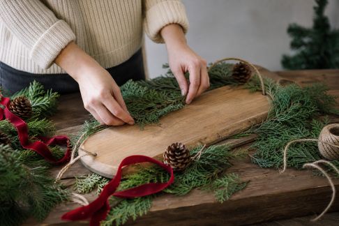 Atelier déco : réaliser un panneau de bienvenue de Noël pour l'entrée
