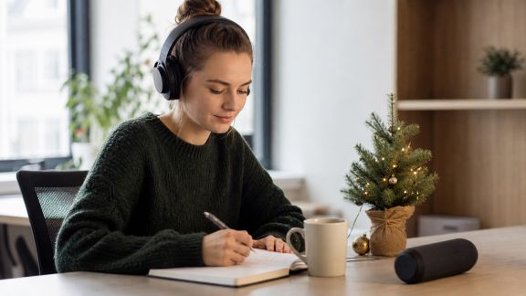 Créer une ambiance musicale de Noël au travail : idées de playlists adaptées