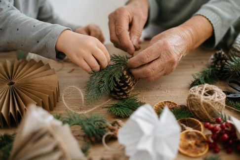 Favoriser la rencontre entre générations avec des ateliers créatifs solidaires de Noël