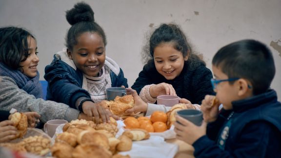 Comment organiser un goûter solidaire pour les enfants défavorisés à Noël