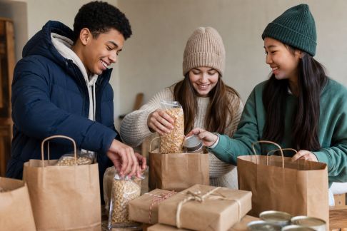 Comment impliquer les ados dans une action solidaire pendant les fêtes