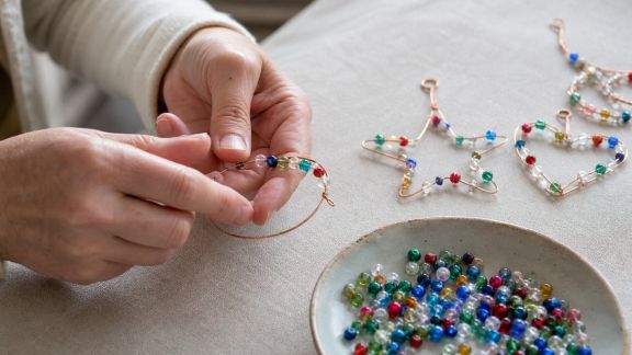 Fabriquer des décos de Noël à suspendre avec des perles et du fil de fer