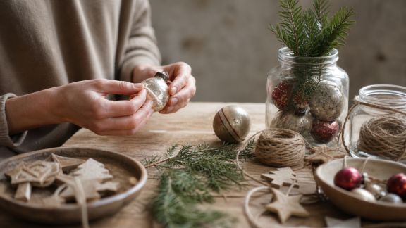 Recycler ses anciens ornements pour une déco de Noël écologique