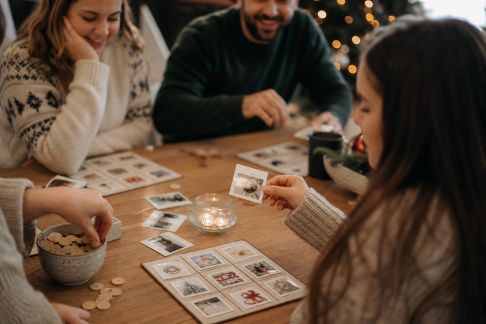 Organiser un bingo photos souvenirs pendant la soirée de Noël