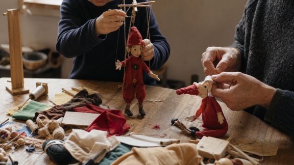 Créer un atelier de fabrication de marionnettes pour raconter Noël