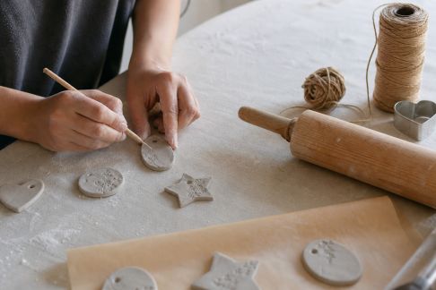 DIY : réaliser des étiquettes cadeaux originales en pâte autodurcissante