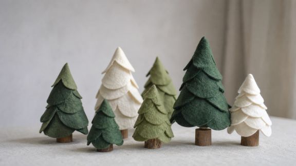 Réaliser une forêt miniature de sapins en feutrine à poser sur la table
