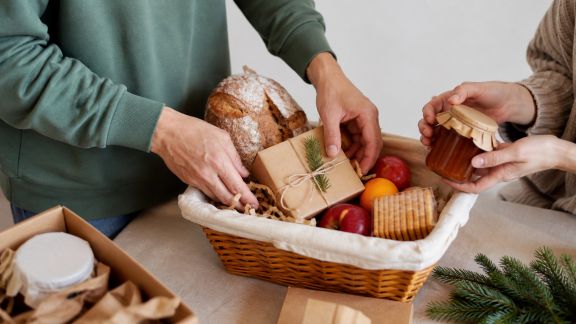 Préparer des paniers gourmands solidaires pour les personnes isolées à Noël