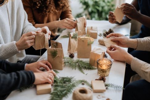 Planifier un calendrier de l’Avent en entreprise : fédérer les équipes en décembre